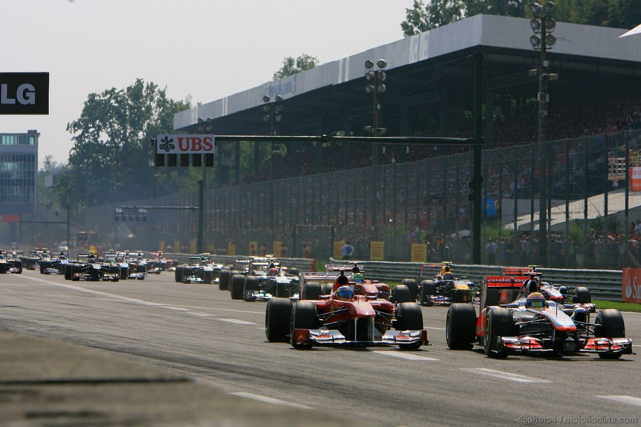 GP ITALIA, 11.09.2011- Gara, Start of the race, Fernando Alonso (ESP), Ferrari, F-150 Italia e Lewis Hamilton (GBR), McLaren  Mercedes, MP4-26 