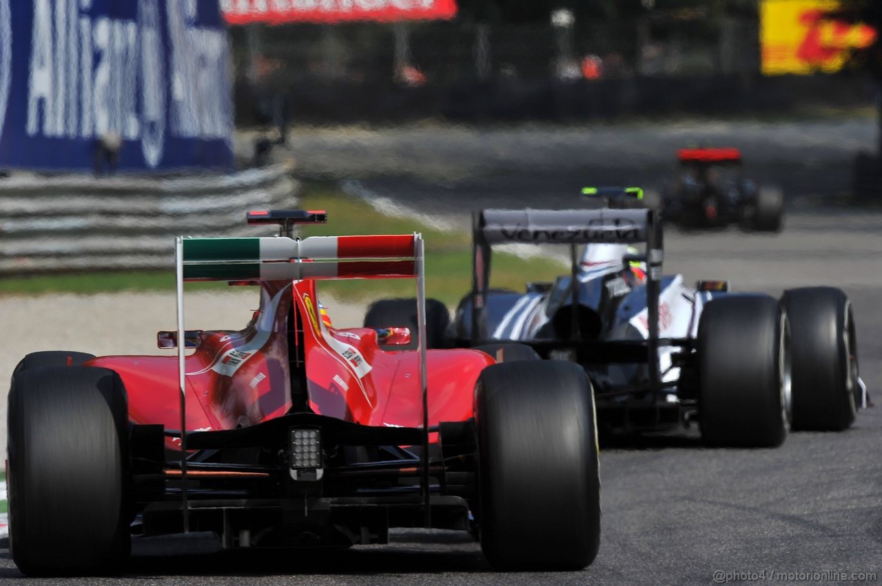 GP ITALIA, 11.09.2011- Gara, Fernando Alonso (ESP), Ferrari, F-150 Italia e Pastor Maldonado (VEN), Williams FW33 