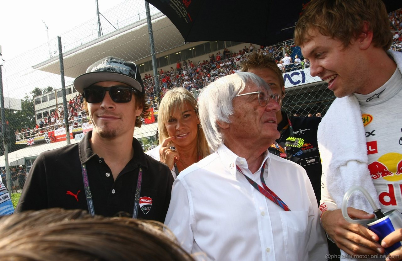 GP ITALIA, 11.09.2011- Gara, Nicky Hyden, Moto GP, Bernie Ecclestone (GBR), President e CEO of Formula One Management  e Sebastian Vettel (GER), Red Bull Racing, RB7 