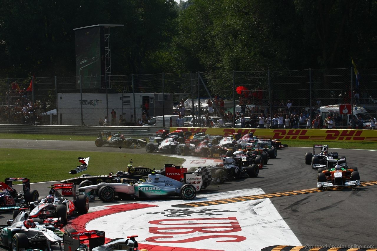 GP ITALIA, 11.09.2011- Gara, Start of the race, Crash, Vitantonio Liuzzi (ITA), HRT Formula One Team, Vitaly Petrov (RUS), Lotus Renault GP, R31 e Nico Rosberg (GER), Mercedes GP Petronas F1 Team, MGP W02 