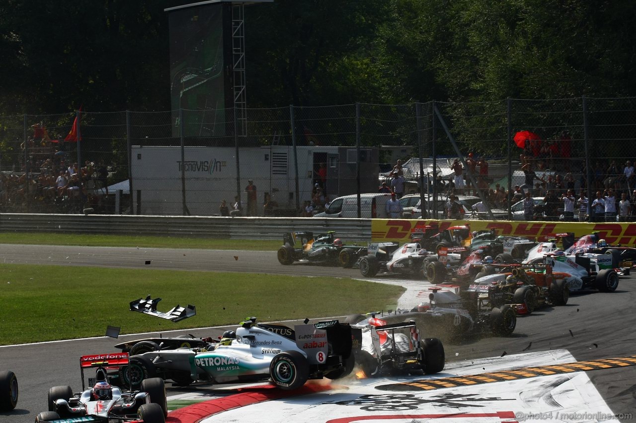 GP ITALIA, 11.09.2011- Gara, Start of the race, Crash, Vitantonio Liuzzi (ITA), HRT Formula One Team, Vitaly Petrov (RUS), Lotus Renault GP, R31 e Nico Rosberg (GER), Mercedes GP Petronas F1 Team, MGP W02 