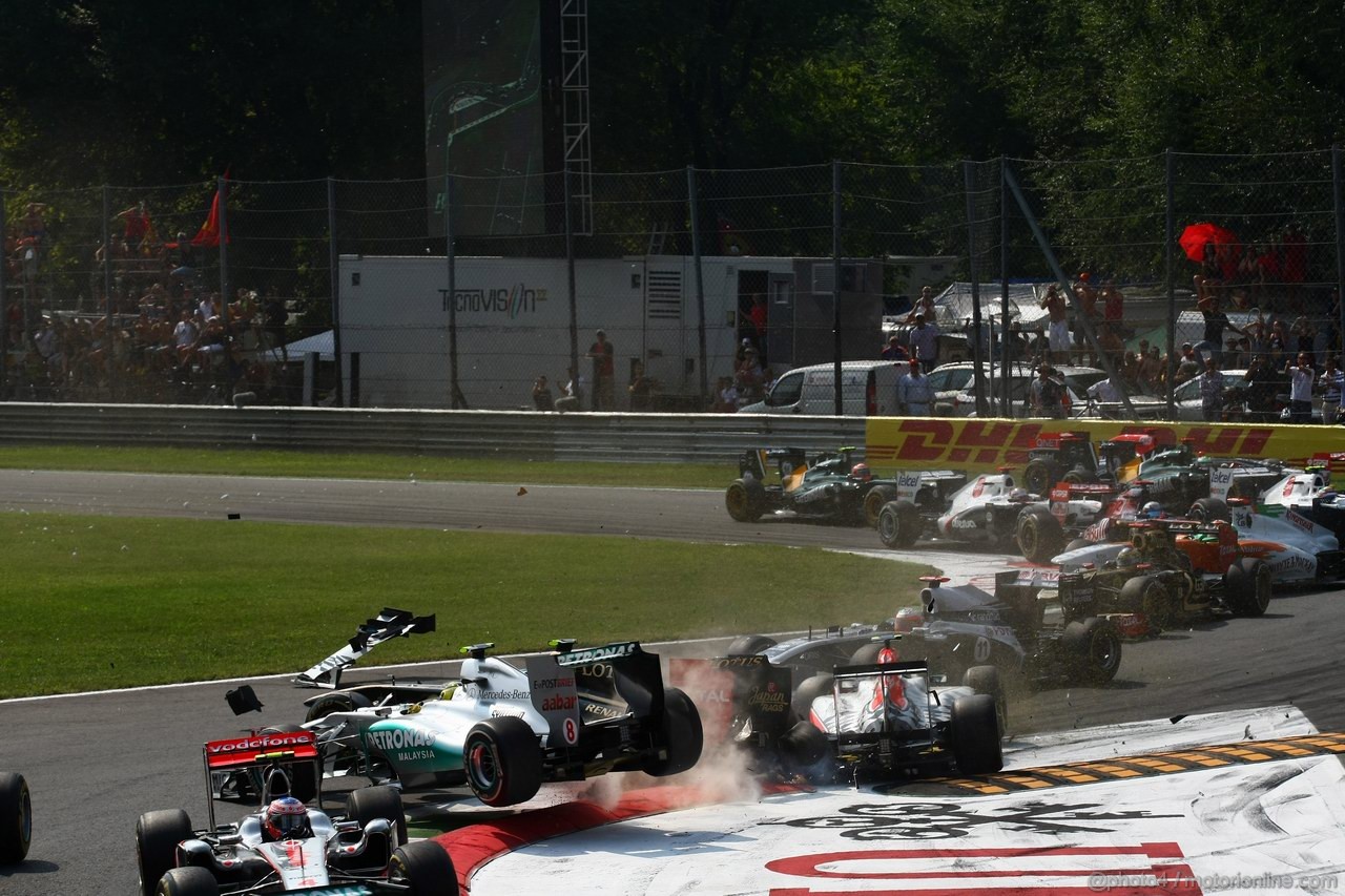 GP ITALIA, 11.09.2011- Gara, Crash, Nico Rosberg (GER), Mercedes GP Petronas F1 Team, MGP W02, Vitantonio Liuzzi (ITA), HRT Formula One Team e Vitaly Petrov (RUS), Lotus Renault GP, R31 