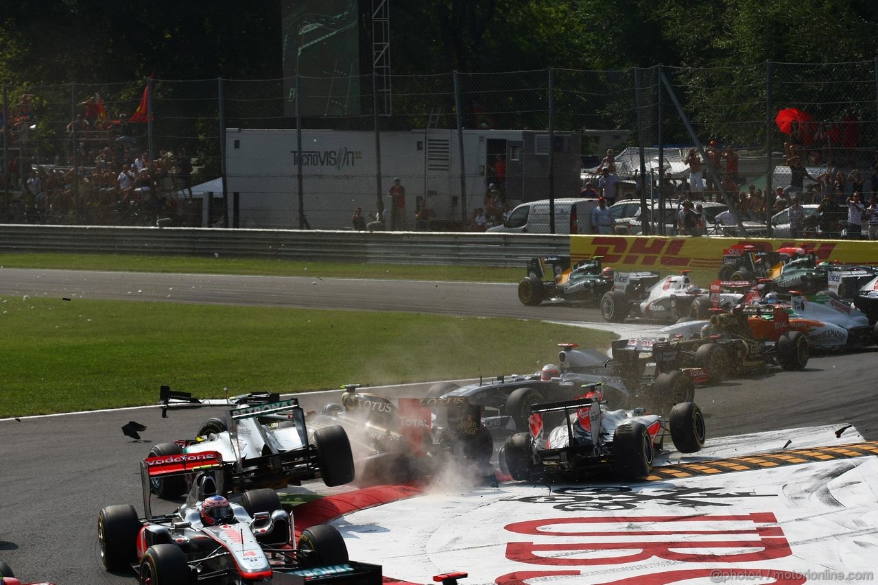 GP ITALIA, 11.09.2011- Gara, Crash, Vitantonio Liuzzi (ITA), HRT Formula One Team, Nico Rosberg (GER), Mercedes GP Petronas F1 Team, MGP W02 e Vitaly Petrov (RUS), Lotus Renault GP, R31 
