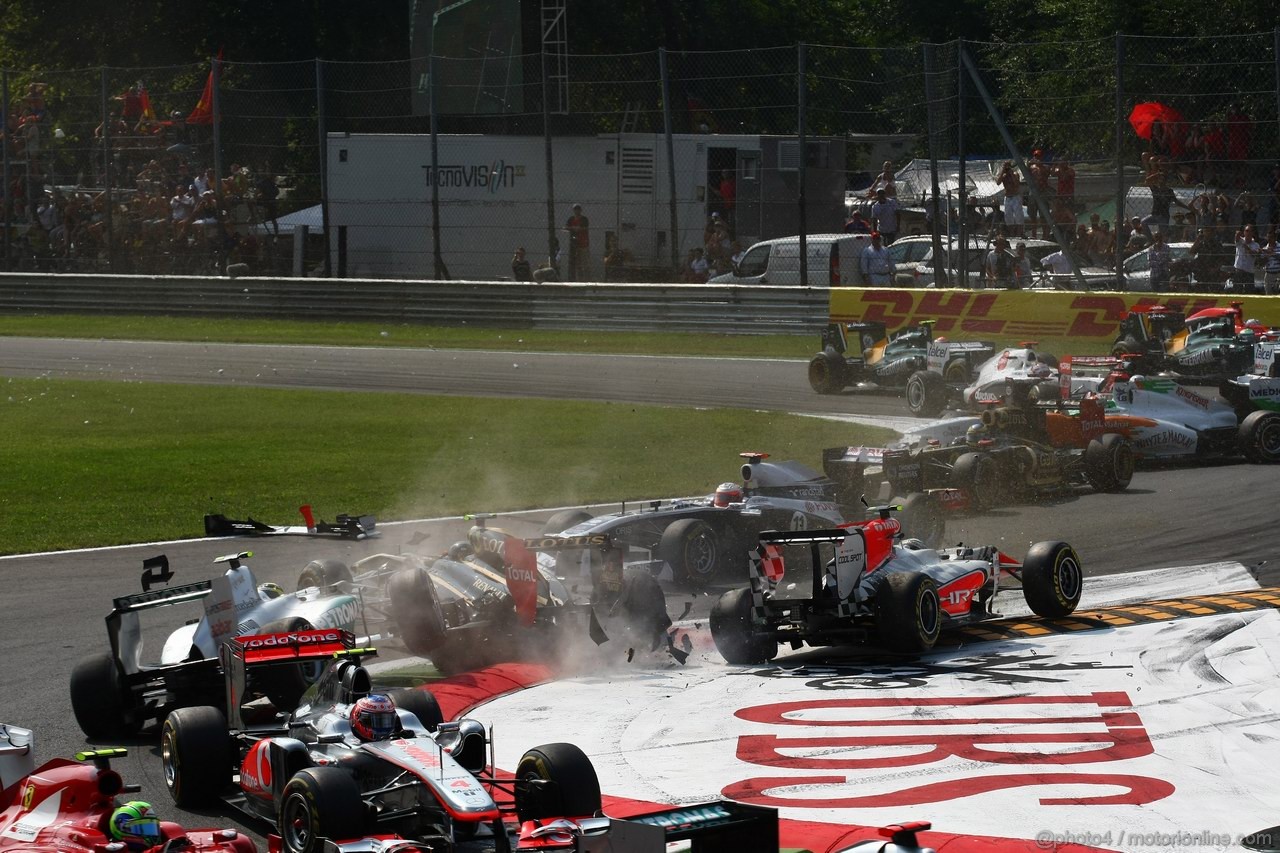 GP ITALIA, 11.09.2011- Gara, Crash, Vitantonio Liuzzi (ITA), HRT Formula One Team, Nico Rosberg (GER), Mercedes GP Petronas F1 Team, MGP W02 e Vitaly Petrov (RUS), Lotus Renault GP, R31 