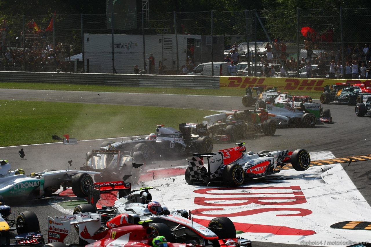 GP ITALIA, 11.09.2011- Gara, Crash, Vitantonio Liuzzi (ITA), HRT Formula One Team, Nico Rosberg (GER), Mercedes GP Petronas F1 Team, MGP W02 e Vitaly Petrov (RUS), Lotus Renault GP, R31 