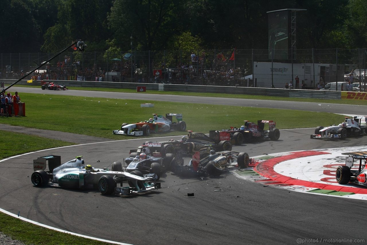 GP ITALIA, 11.09.2011- Gara, Crash, Nico Rosberg (GER), Mercedes GP Petronas F1 Team, MGP W02, Vitantonio Liuzzi (ITA), HRT Formula One Team e Vitaly Petrov (RUS), Lotus Renault GP, R31 