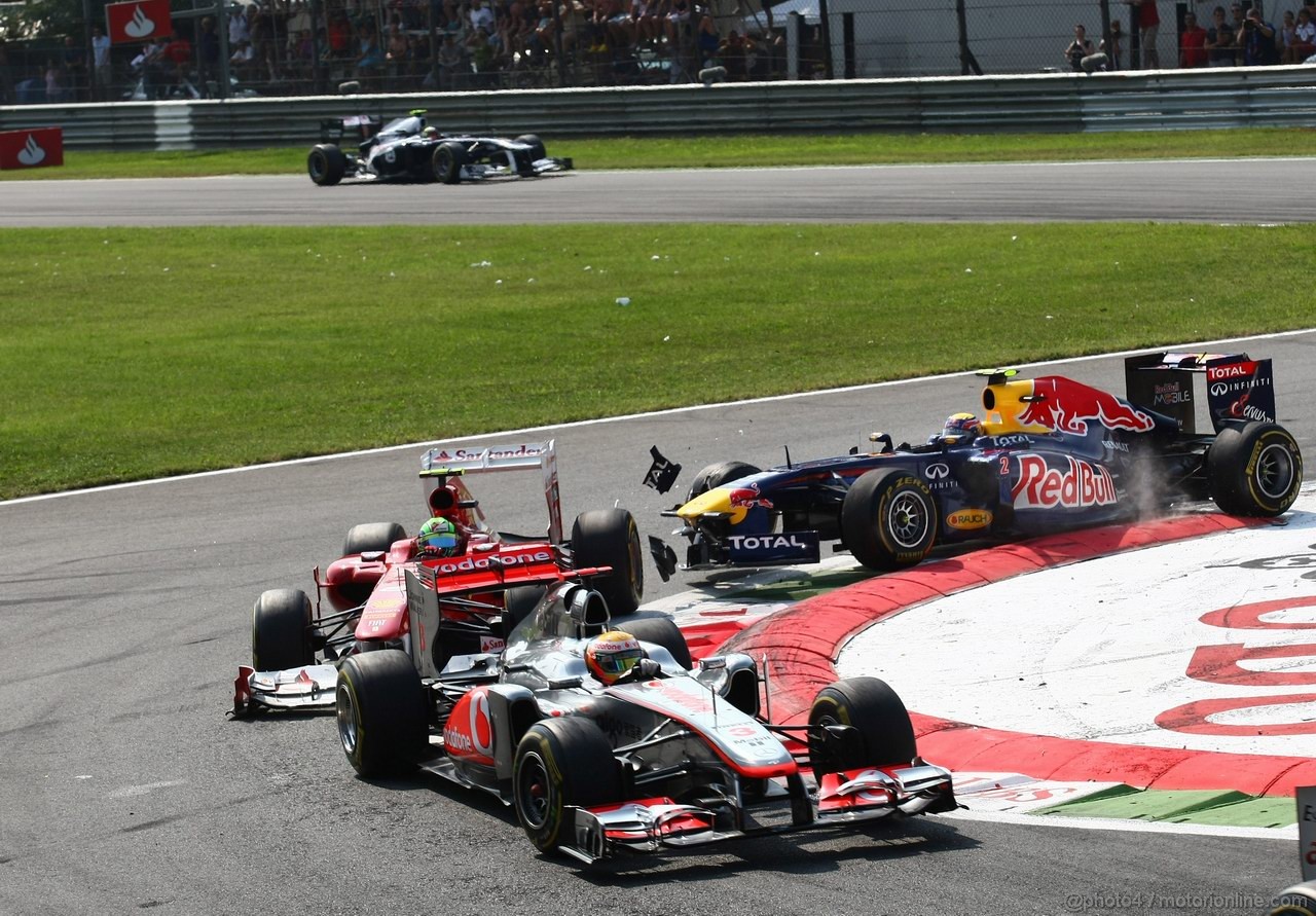 GP ITALIA, 11.09.2011- Gara, Lewis Hamilton (GBR), McLaren  Mercedes, MP4-26, Felipe Massa (BRA), Ferrari, F-150 Italia e Mark Webber (AUS), Red Bull Racing, RB7 crashed