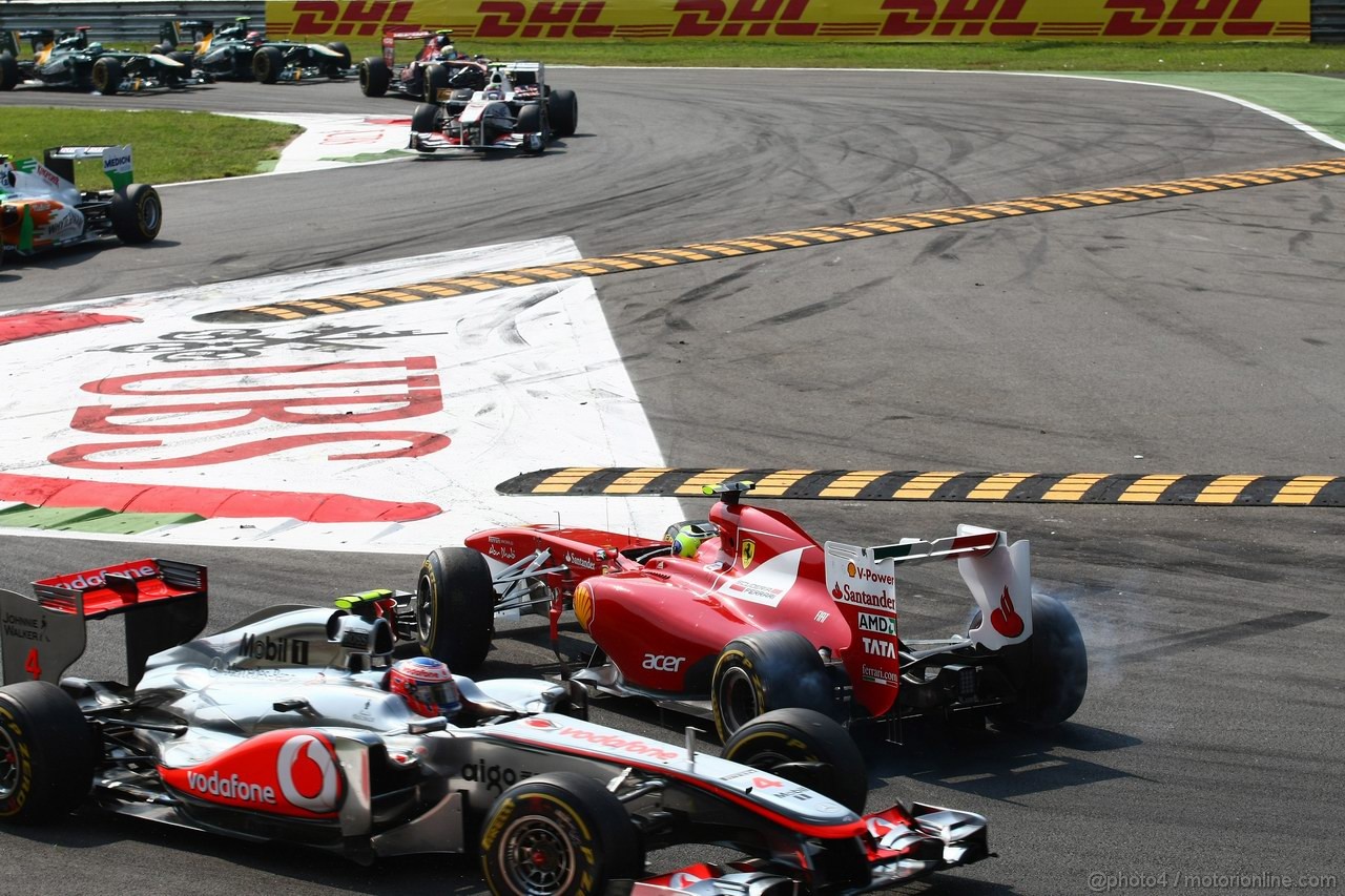GP ITALIA, 11.09.2011- Gara, Felipe Massa (BRA), Ferrari, F-150 Italia spins e Jenson Button (GBR), McLaren  Mercedes, MP4-26 
