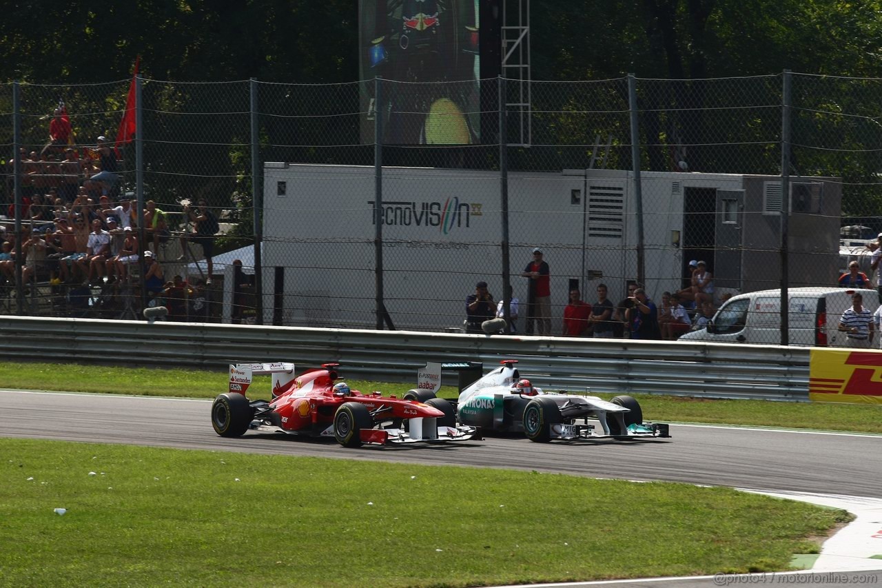 GP ITALIA, 11.09.2011- Gara, Fernando Alonso (ESP), Ferrari, F-150 Italia e Michael Schumacher (GER), Mercedes GP Petronas F1 Team, MGP W02 