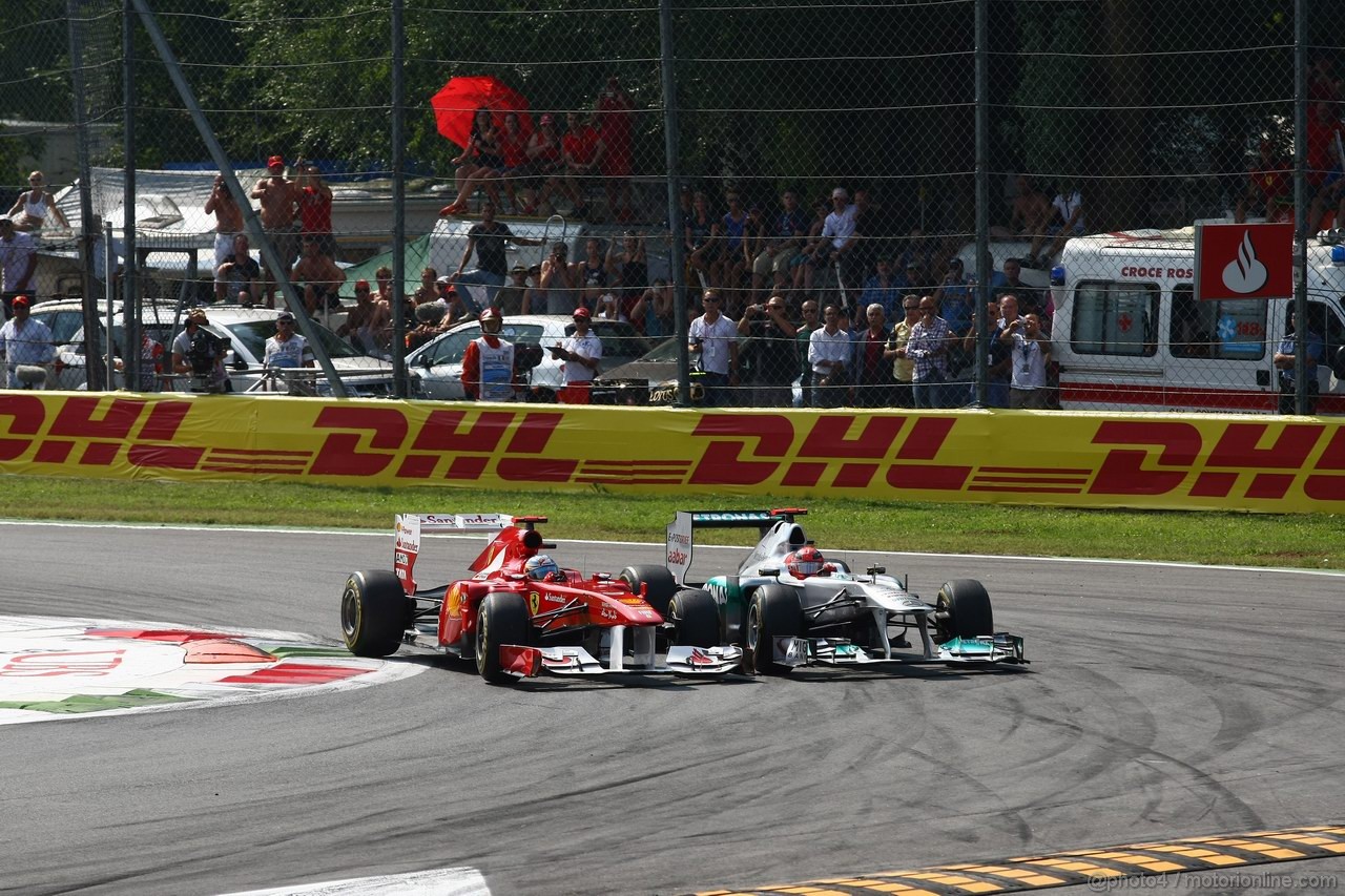 GP ITALIA, 11.09.2011- Gara, Fernando Alonso (ESP), Ferrari, F-150 Italia e Michael Schumacher (GER), Mercedes GP Petronas F1 Team, MGP W02 
