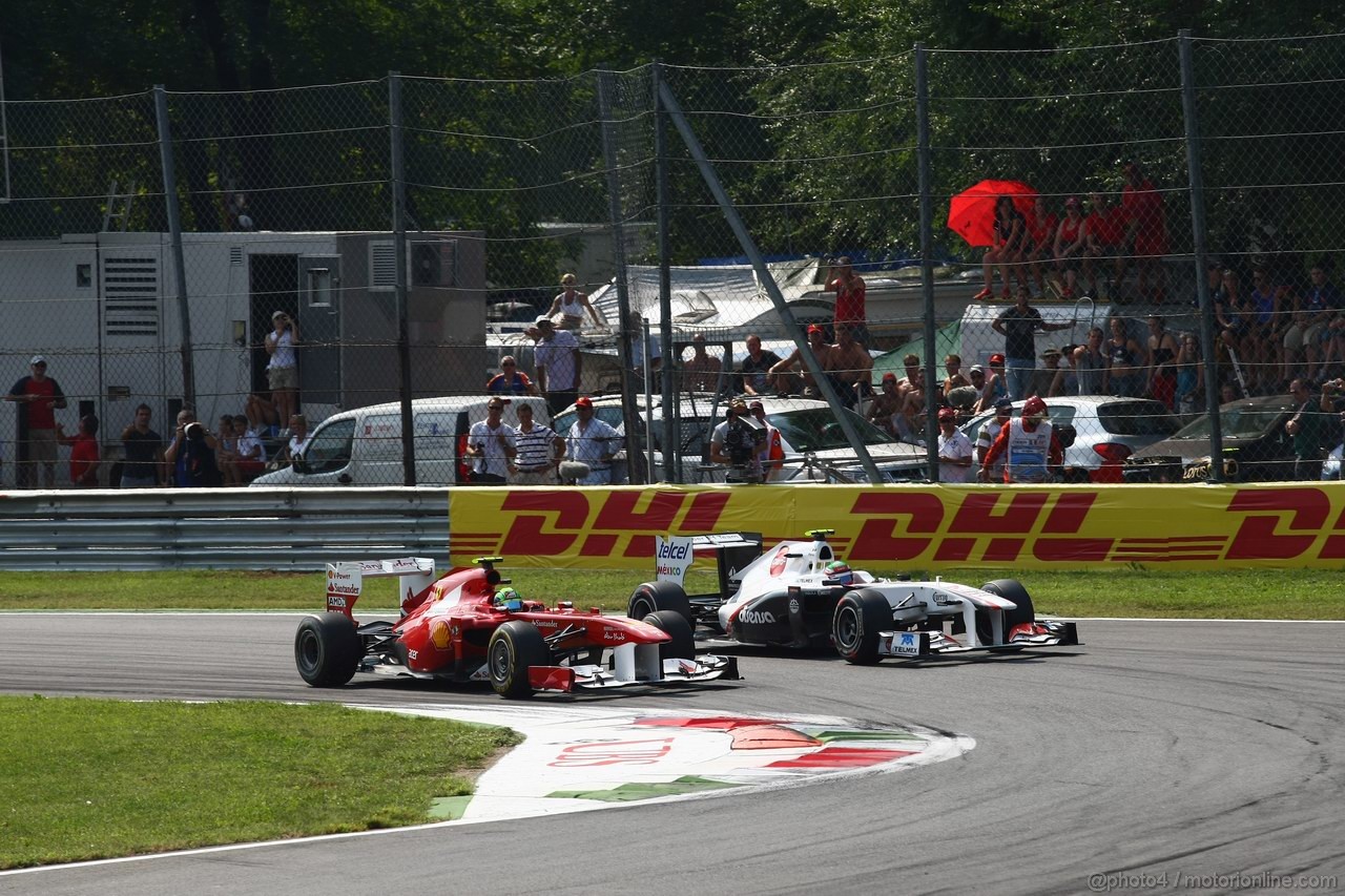 GP ITALIA, 11.09.2011- Gara, Felipe Massa (BRA), Ferrari, F-150 Italia e Sergio Pérez (MEX), Sauber F1 Team C30 