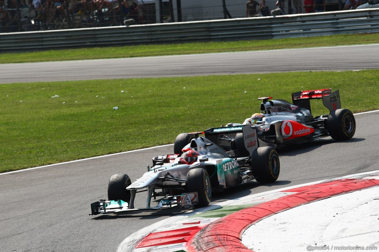 GP ITALIA, 11.09.2011- Gara, Michael Schumacher (GER), Mercedes GP Petronas F1 Team, MGP W02 e Lewis Hamilton (GBR), McLaren  Mercedes, MP4-26 