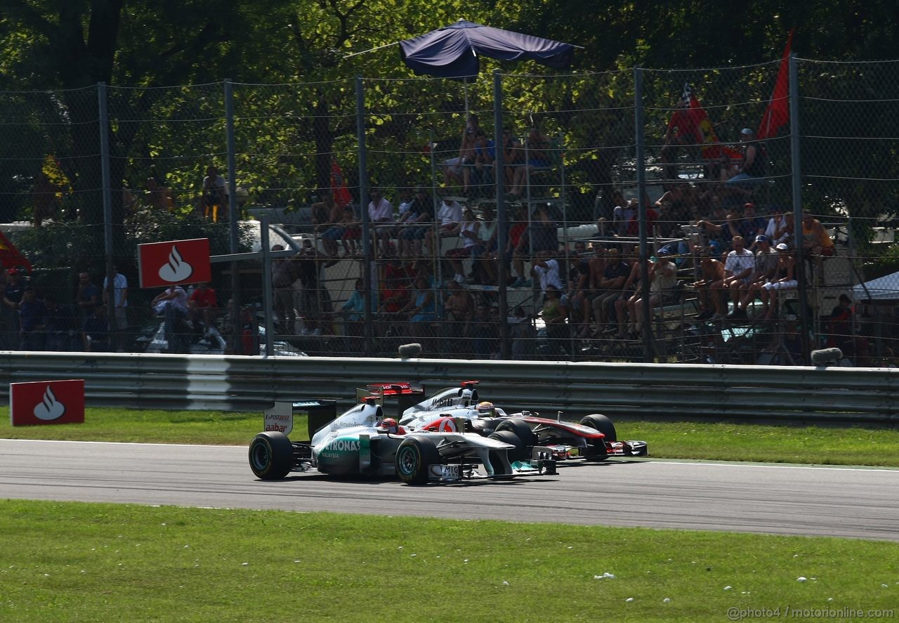 GP ITALIA, 11.09.2011- Gara, Michael Schumacher (GER), Mercedes GP Petronas F1 Team, MGP W02 e Lewis Hamilton (GBR), McLaren  Mercedes, MP4-26 