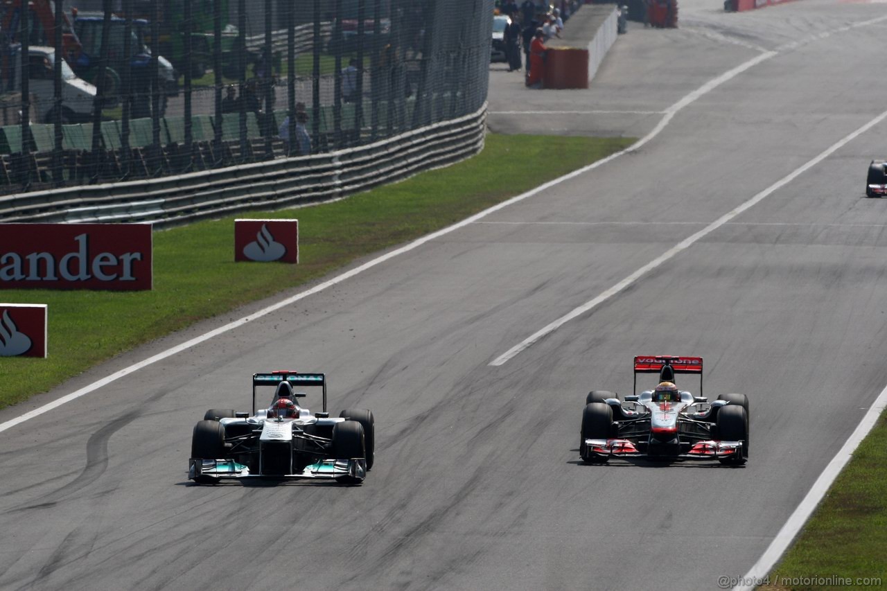 GP ITALIA, 11.09.2011- Gara, Michael Schumacher (GER), Mercedes GP Petronas F1 Team, MGP W02 e Lewis Hamilton (GBR), McLaren  Mercedes, MP4-26 