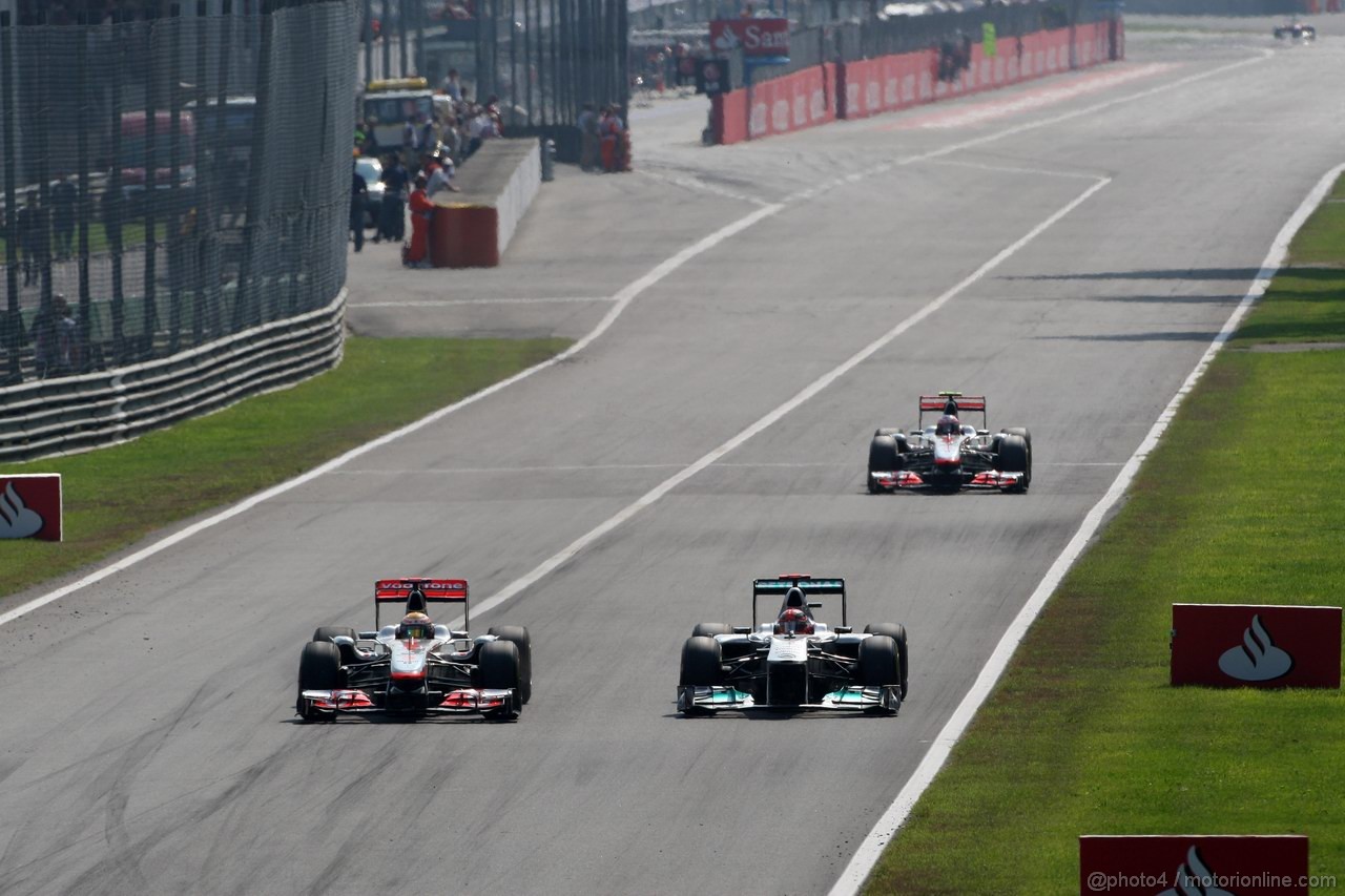 GP ITALIA, 11.09.2011- Gara, Lewis Hamilton (GBR), McLaren Mercedes, MP4-26 e Michael Schumacher (GER), Mercedes GP Petronas F1 Team, MGP W02