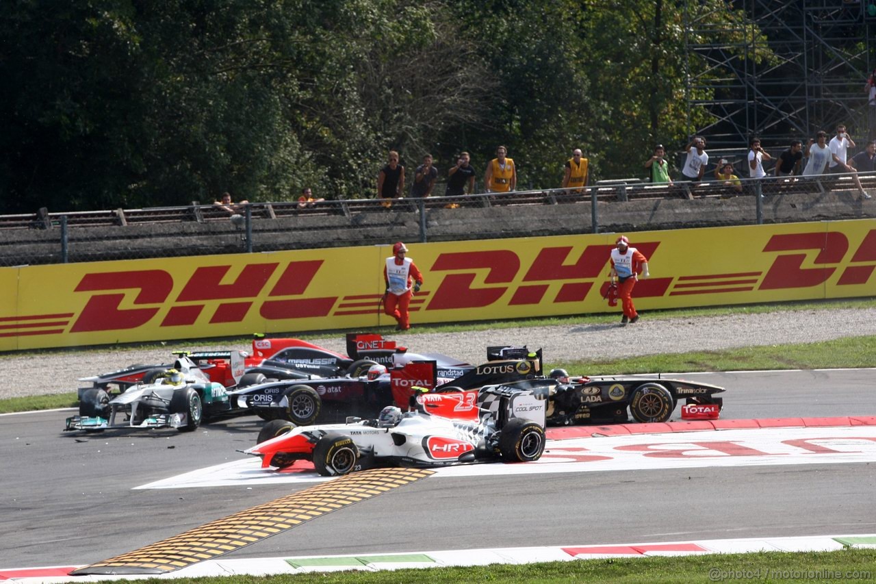 GP ITALIA, 11.09.2011- Gara, Crash, Vitantonio Liuzzi (ITA), HRT Formula One Team, Vitaly Petrov (RUS), Lotus Renault GP, R31 e Nico Rosberg (GER), Mercedes GP Petronas F1 Team, MGP W02 