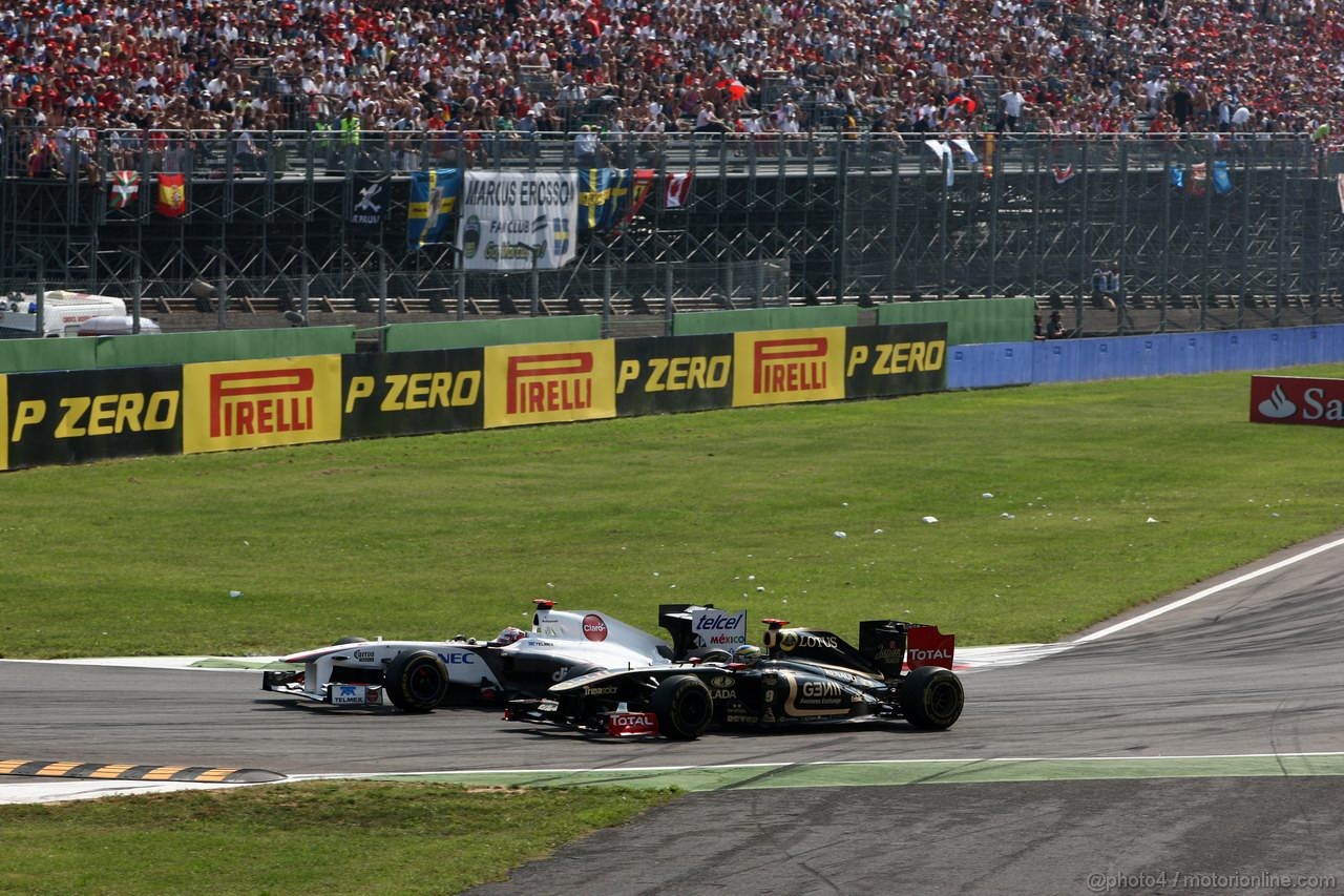 GP ITALIA, 11.09.2011- Gara, Bruno Senna (BRA), Lotus Renault GP R31 e Kamui Kobayashi (JAP), Sauber F1 Team C30 