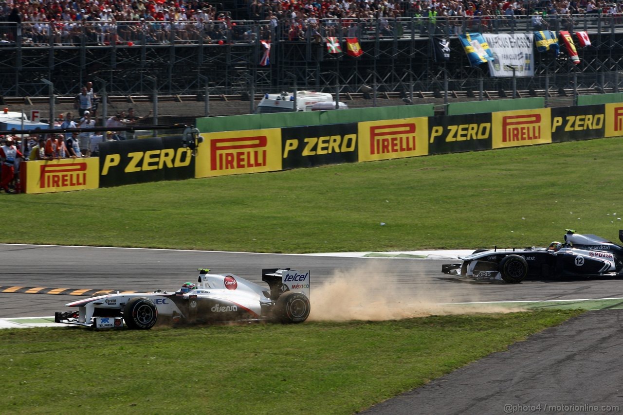 GP ITALIA, 11.09.2011- Gara, Sergio Pérez (MEX), Sauber F1 Team C30 e Pastor Maldonado (VEN), Williams FW33 