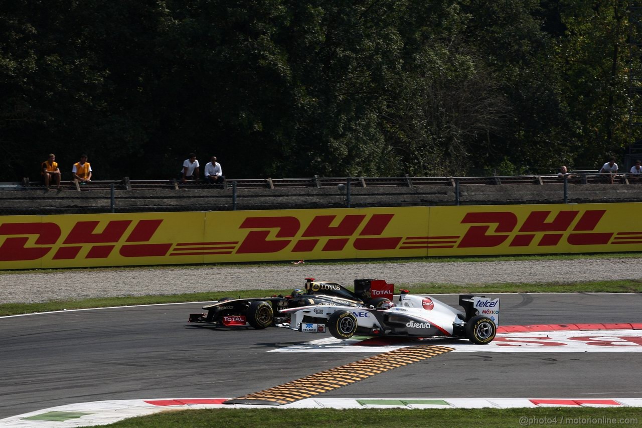 GP ITALIA, 11.09.2011- Gara, Bruno Senna (BRA), Lotus Renault GP R31 e Kamui Kobayashi (JAP), Sauber F1 Team C30 
