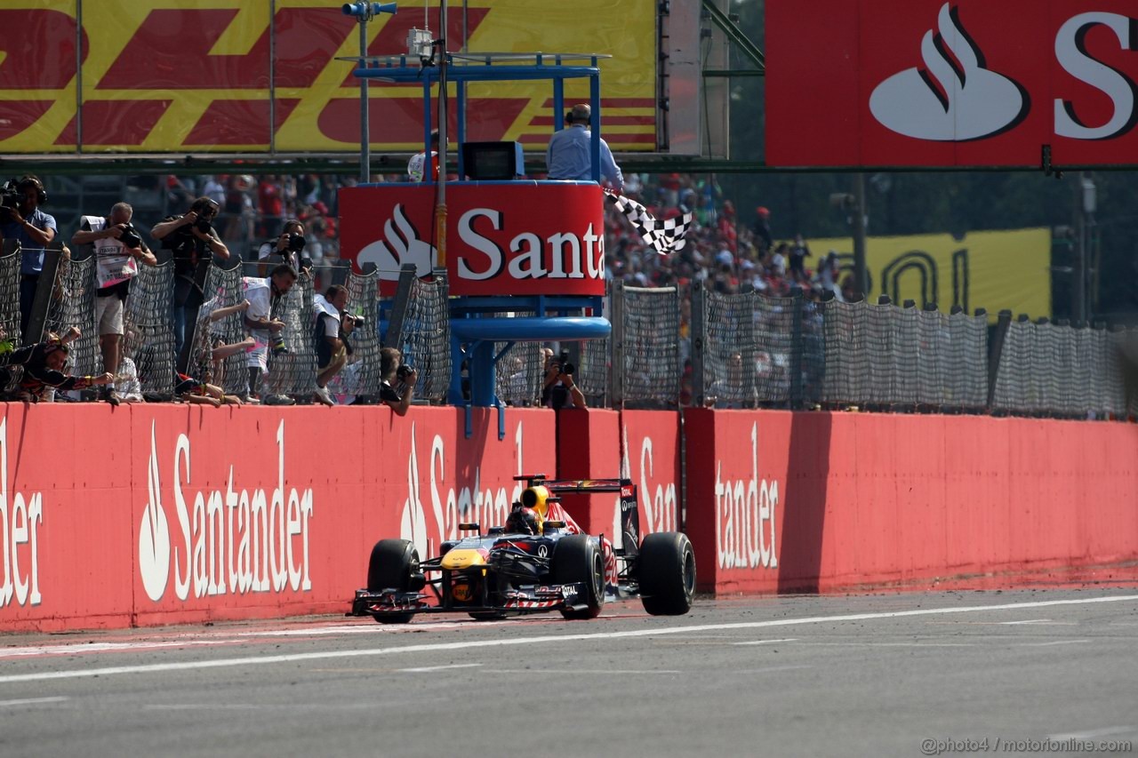 GP ITALIA, 11.09.2011- Gara, Chequered flag, Sebastian Vettel (GER), Red Bull Racing, RB7 vincitore 