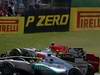 GP ITALIA, 11.09.2011- Gara, Nico Rosberg (GER), Mercedes GP Petronas F1 Team, MGP W02, Vitantonio Liuzzi (ITA), HRT Formula One Team e Vitaly Petrov (RUS), Lotus Renault GP, R31 crash 