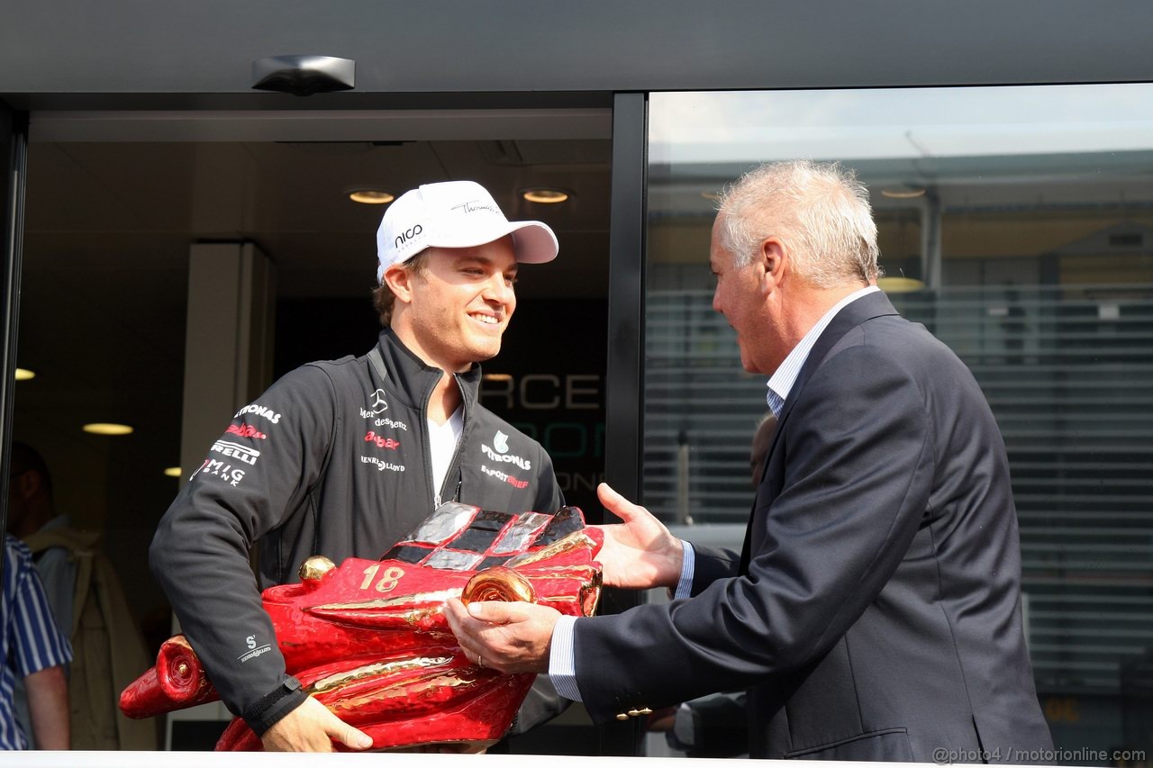 GP ITALIA, 08.09.2011- Nico Rosberg is recipient of the Bandini Trophy