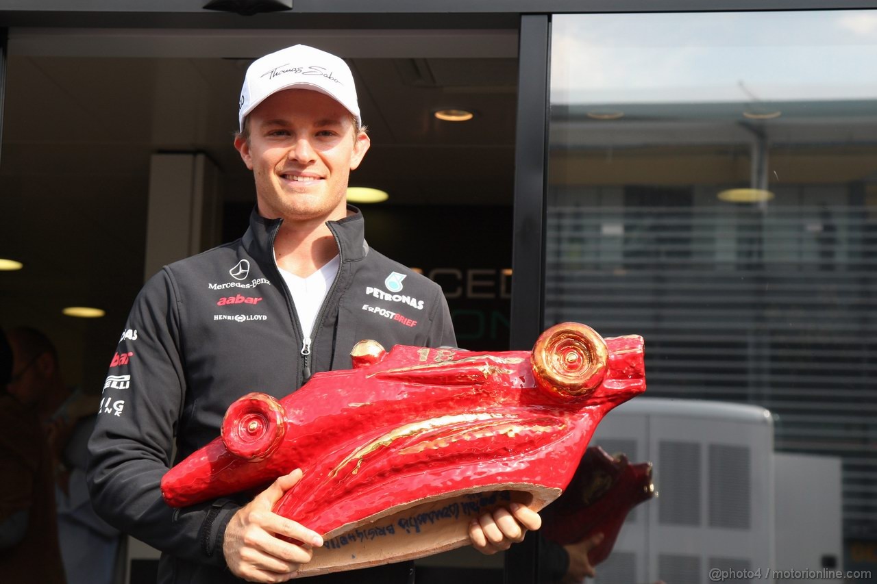 GP ITALIA, 08.09.2011- Nico Rosberg is recipient of the Bandini Trophy