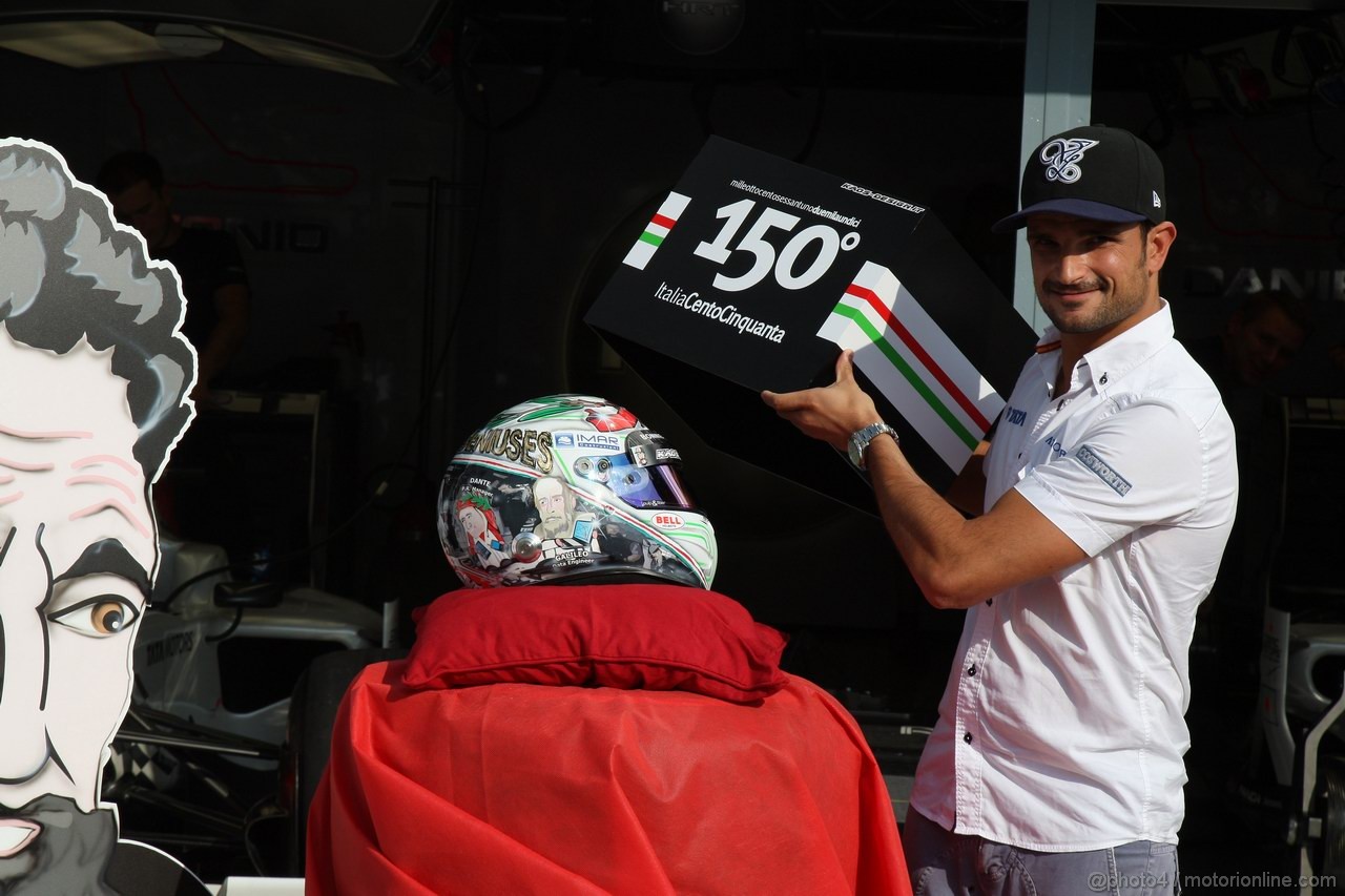 GP ITALIA, 08.09.2011- Vitantonio Liuzzi (ITA), HRT Formula One Team e his new Monza F1 helmet 