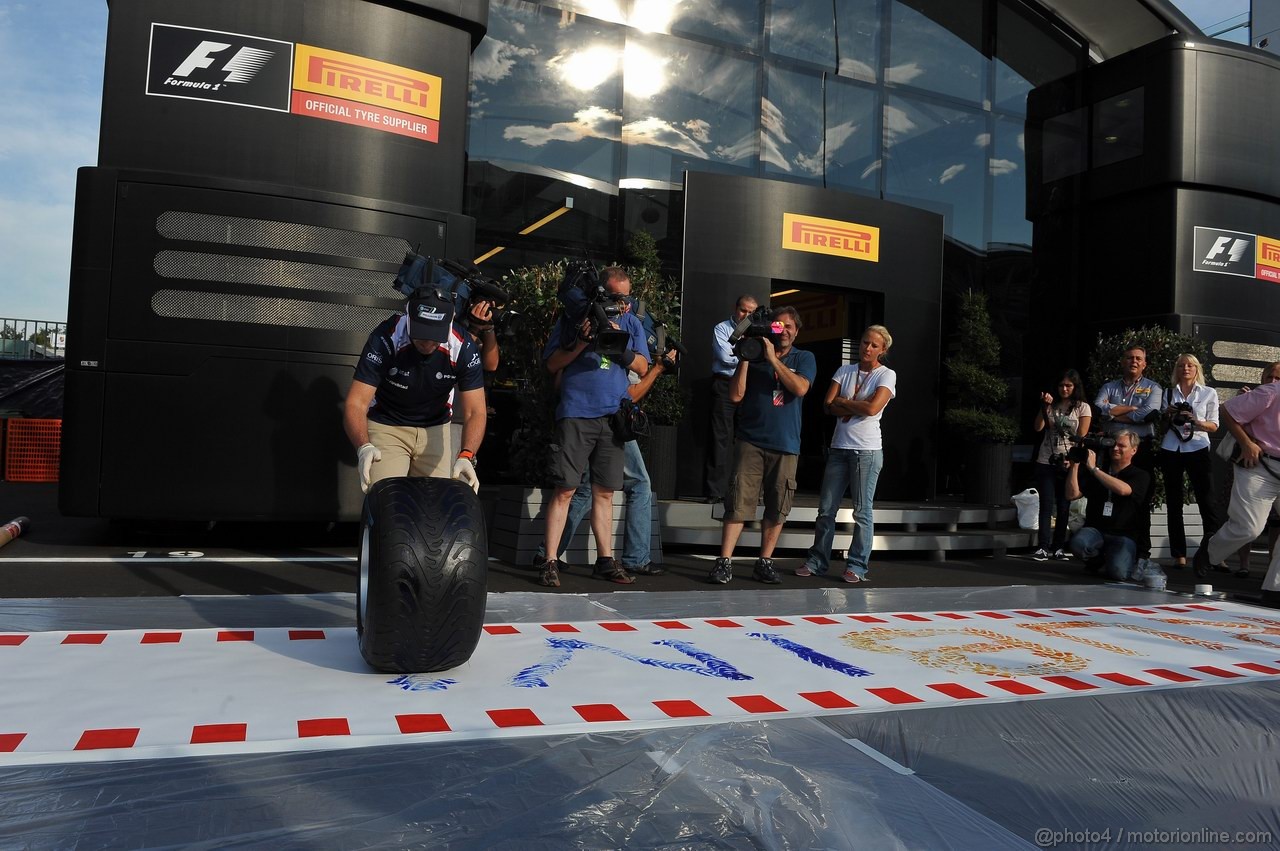 GP ITALIA, 08.09.2011- Rubens Barrichello (BRA), Williams FW33 writes his name with a tire