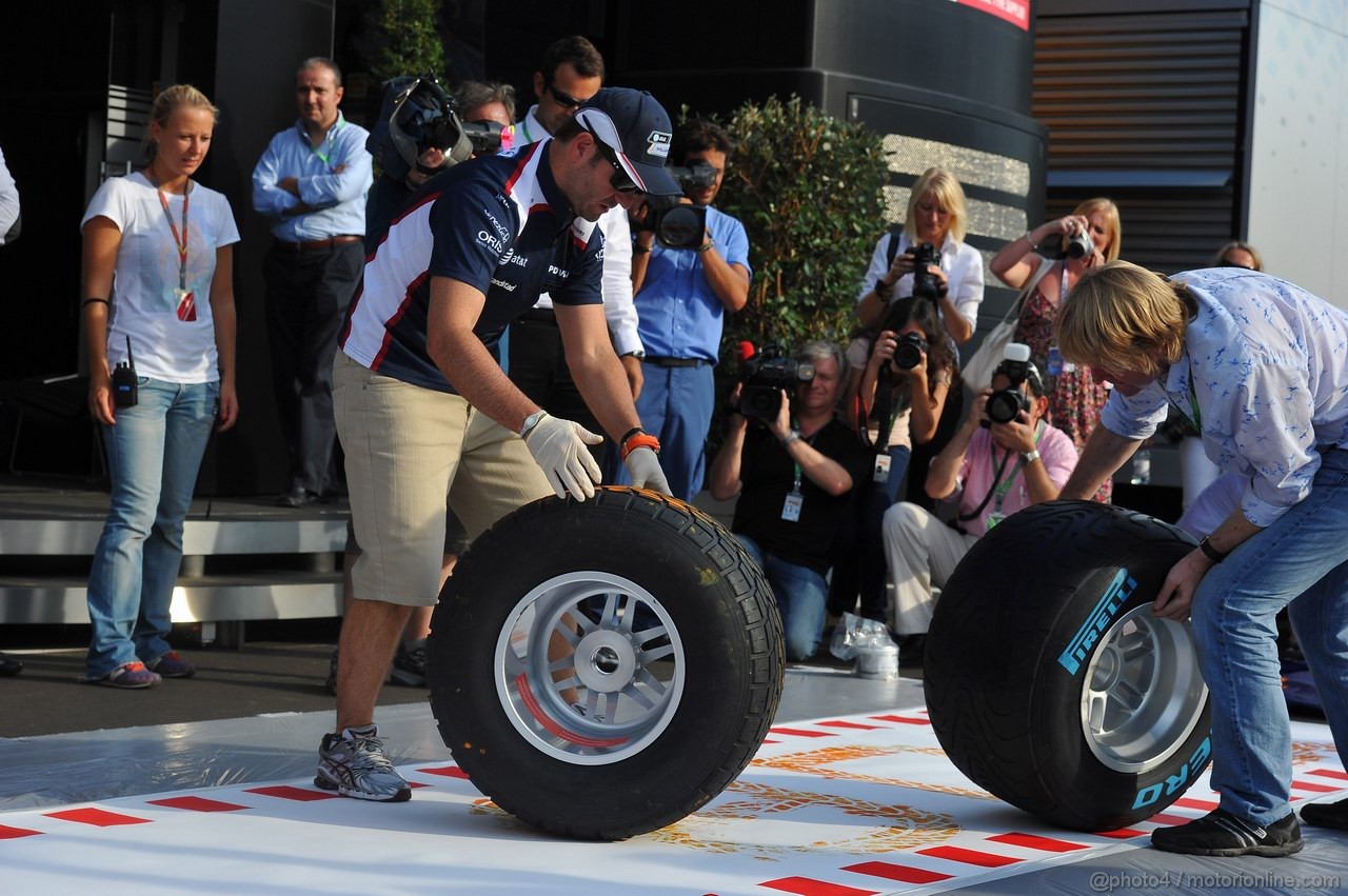 GP ITALIA, 08.09.2011- Rubens Barrichello (BRA), Williams FW33 writes his name with a tire