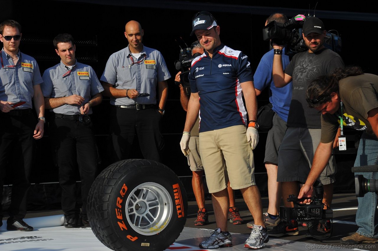 GP ITALIA, 08.09.2011- Rubens Barrichello (BRA), Williams FW33 writes his name with a tire