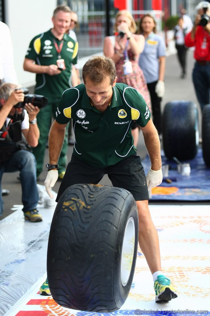 GP ITALIA, 08.09.2011- Jarno Trulli (ITA), Team Lotus, TL11 writes his name with a tire