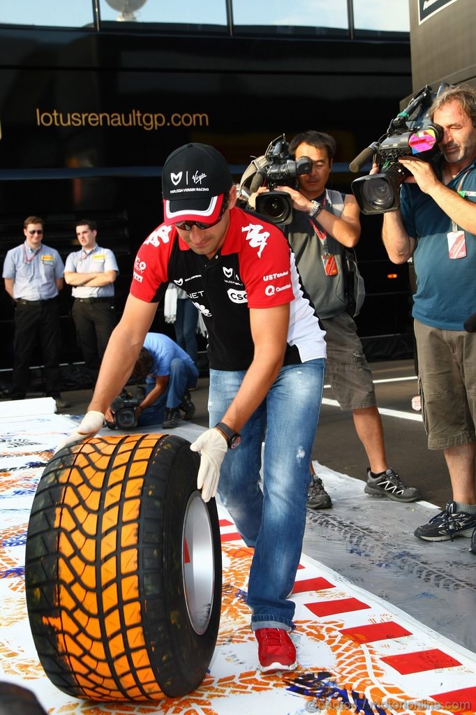 GP ITALIA, 08.09.2011- Timo Glock (GER), Marussia Virgin Racing VR-02 wites his name with a tire