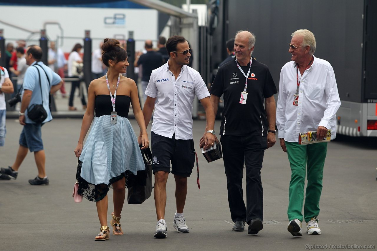 GP ITALIA, 10.09.2011- Vitantonio Liuzzi (ITA), HRT Formula One Team e Domenica with John Button (GBR), father of Jenson Button (GBR)