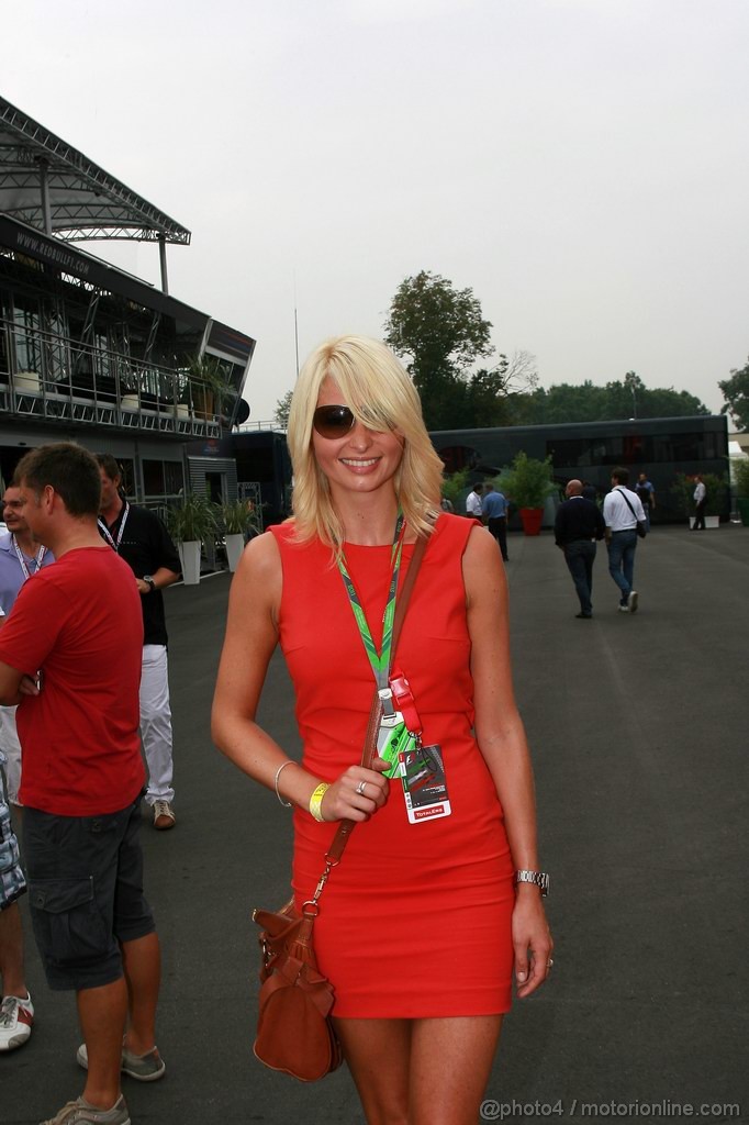 GP ITALIA, 10.09.2011- Ragazza in the paddock 
