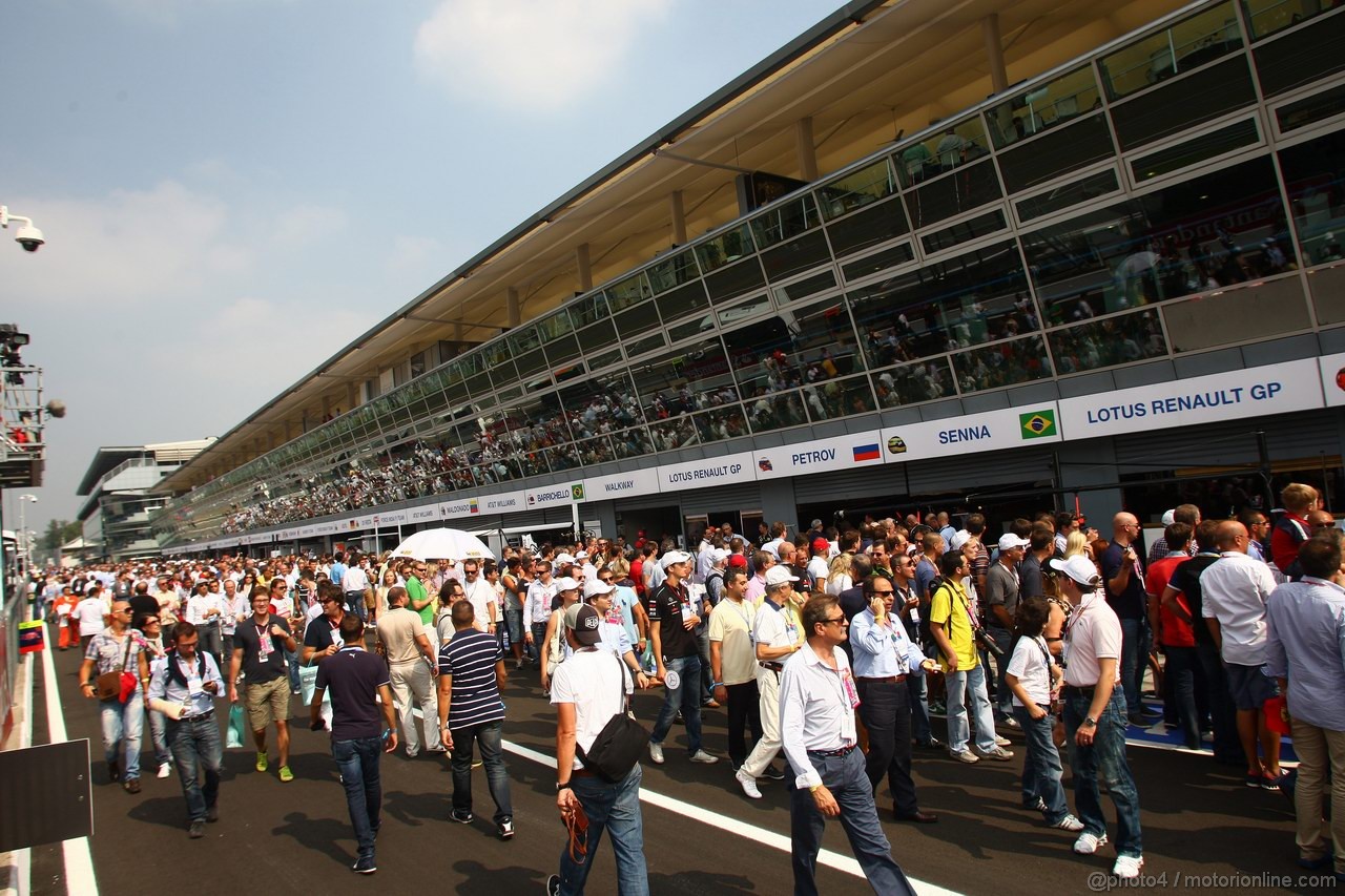 GP ITALIA, 10.09.2011- Pit walking