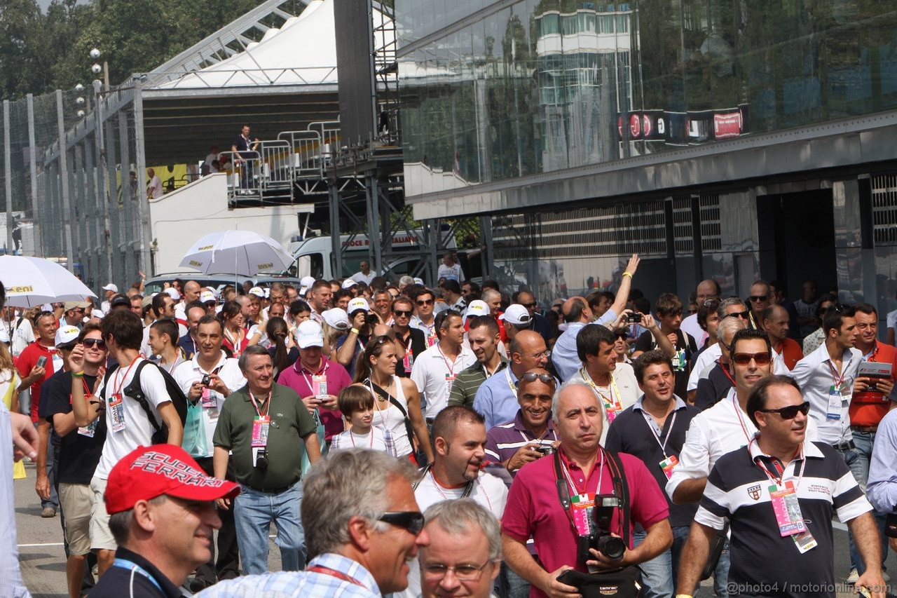 GP ITALIA, 10.09.2011- Pit walking