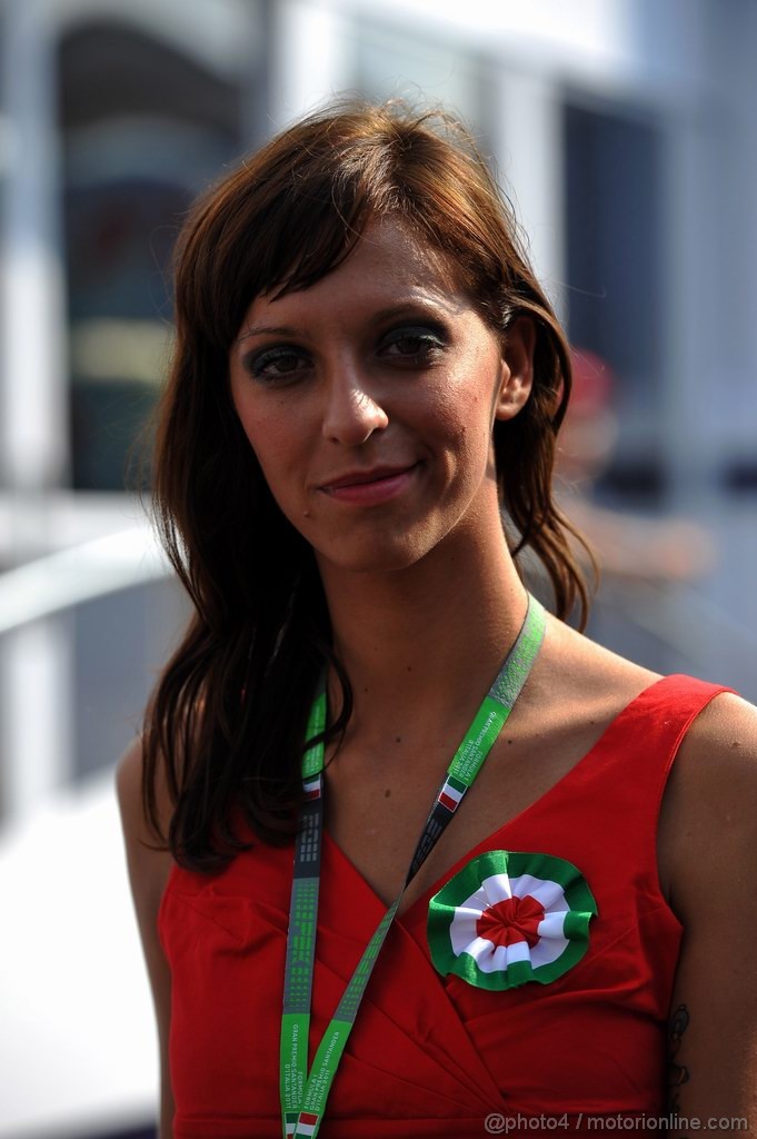 GP ITALIA, 10.09.2011- ragazza nel paddock 