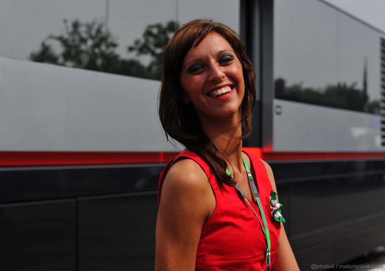 GP ITALIA, 10.09.2011- Ragazza in the paddock