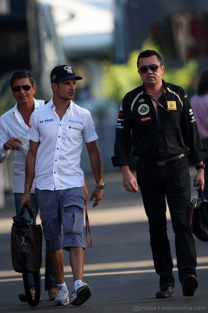 GP ITALIA, 09.09.2011- Prove Libere 1, Venerdi', Enrico Zanarini (ITA), Manager di Vitantonio Liuzzi (ITA), Vitantonio Liuzzi (ITA), HRT Formula One Team e Eric Boullier (FRA), Team Manager, Renault F1 Team 