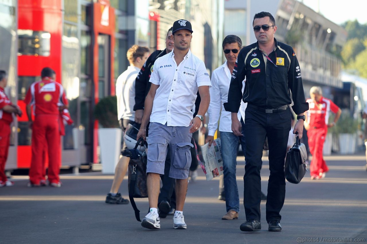 GP ITALIA, 09.09.2011- Vitantonio Liuzzi (ITA), HRT Formula One Team, Enrico Zanarini (ITA), Manager di Vitantonio Liuzzi (ITA) e Eric Boullier (FRA), Team Manager, Renault F1 Team 