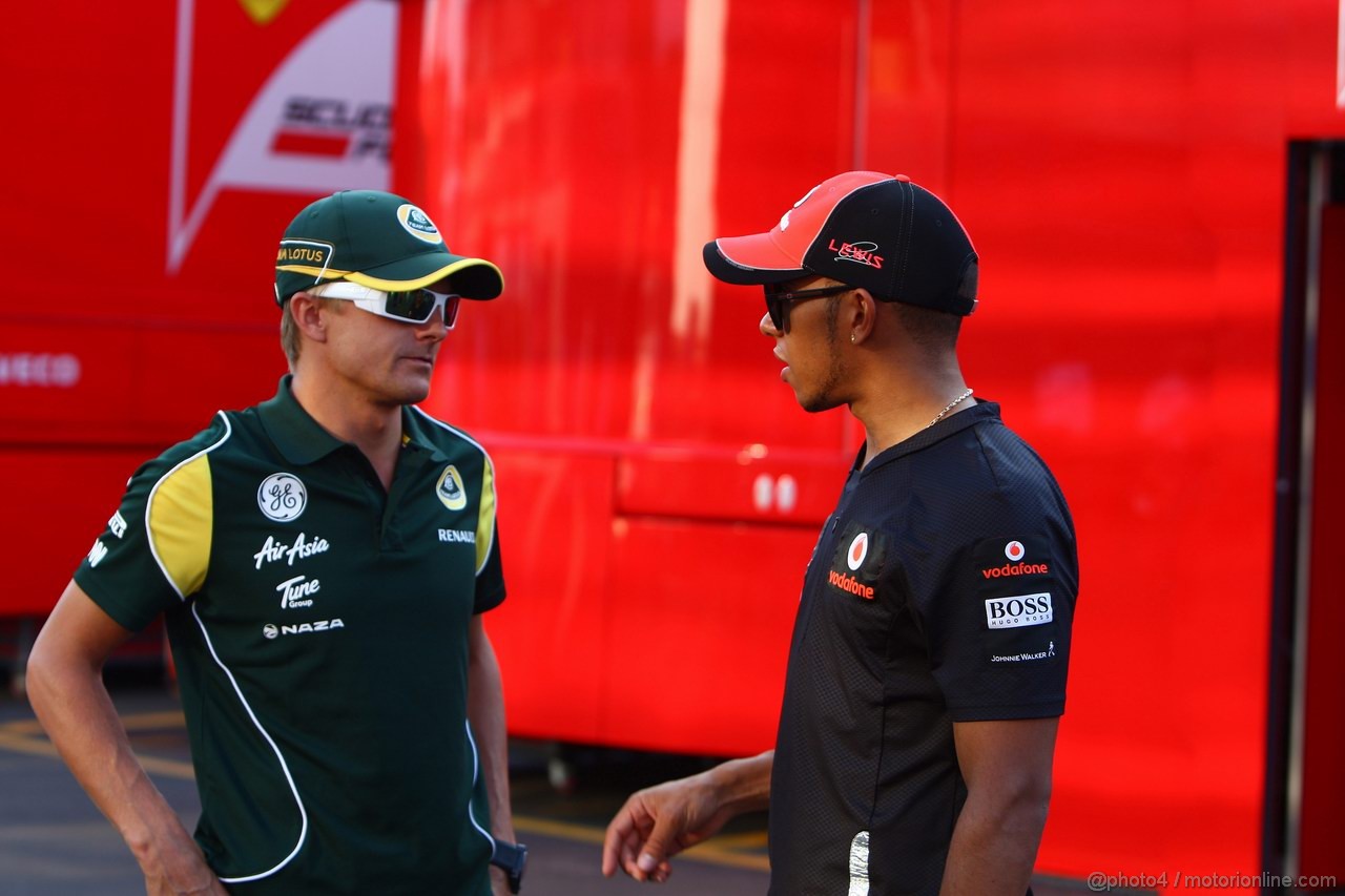GP ITALIA, 09.09.2011- Heikki Kovalainen (FIN), Team Lotus, TL11 e Lewis Hamilton (GBR), McLaren  Mercedes, MP4-26 