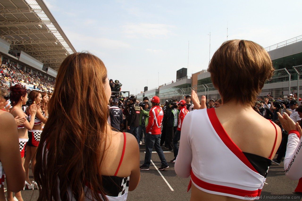 GP KOREA, 16.10.2011- griglia girls at drivers parade