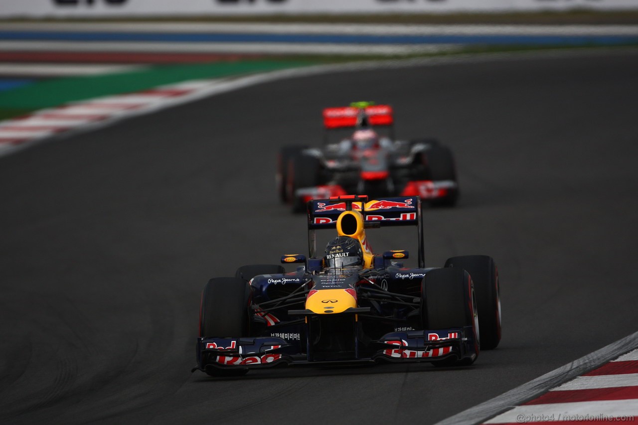 GP KOREA, 16.10.2011- Gara, Sebastian Vettel (GER), Red Bull Racing, RB7 davanti a Jenson Button (GBR), McLaren  Mercedes, MP4-26 