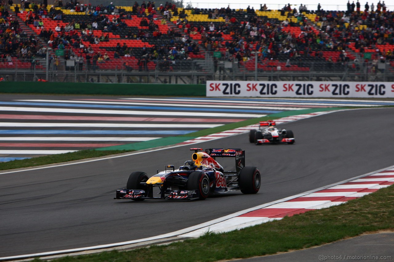 GP KOREA, 16.10.2011- Gara, Sebastian Vettel (GER), Red Bull Racing, RB7 davanti a Lewis Hamilton (GBR), McLaren  Mercedes, MP4-26 