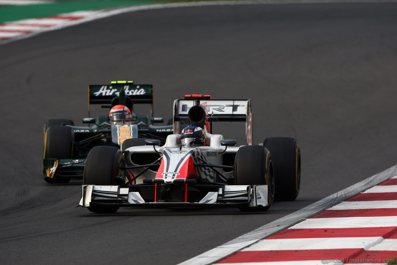 GP KOREA, 16.10.2011- Gara, Jarno Trulli (ITA), Team Lotus, TL11 e Daniel Ricciardo (AUS), HRT Formula One Team 
