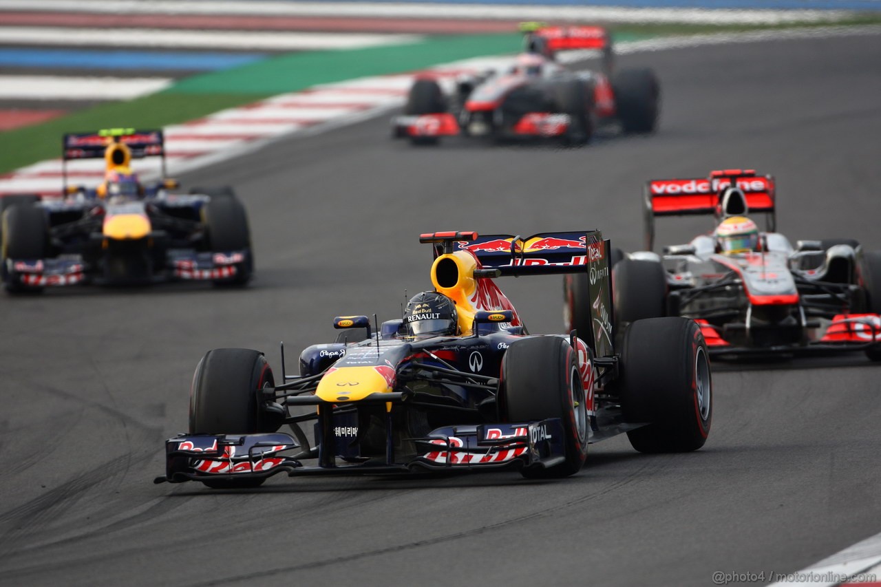 GP KOREA, 16.10.2011- Gara, Sebastian Vettel (GER), Red Bull Racing, RB7 davanti a Lewis Hamilton (GBR), McLaren  Mercedes, MP4-26 