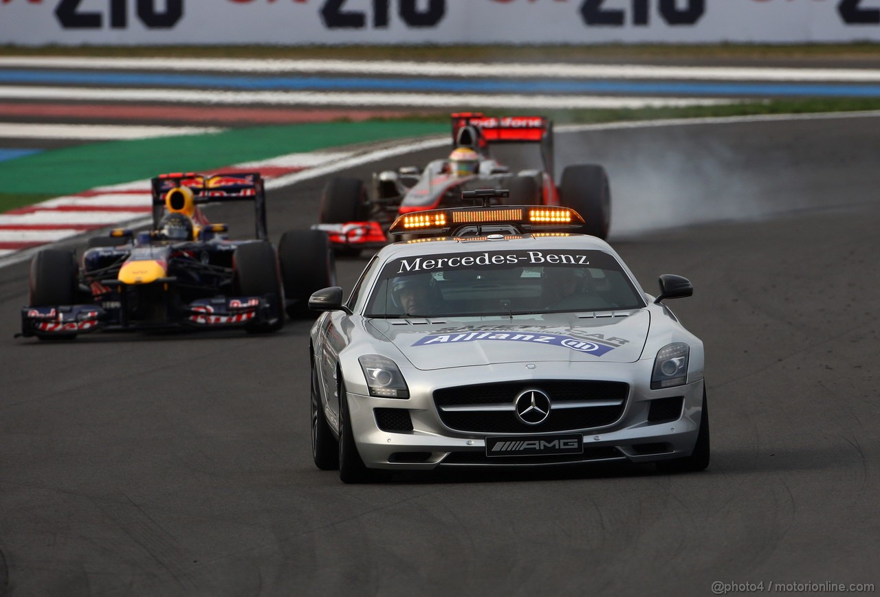 GP KOREA, 16.10.2011- Gara, Safety car davanti a Sebastian Vettel (GER), Red Bull Racing, RB7 e Lewis Hamilton (GBR), McLaren  Mercedes, MP4-26 