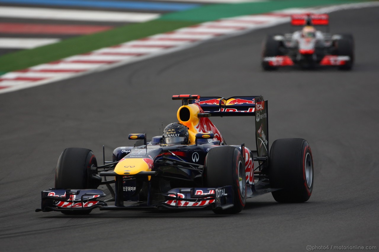 GP KOREA, 16.10.2011- Gara, Sebastian Vettel (GER), Red Bull Racing, RB7 davanti a Lewis Hamilton (GBR), McLaren  Mercedes, MP4-26 