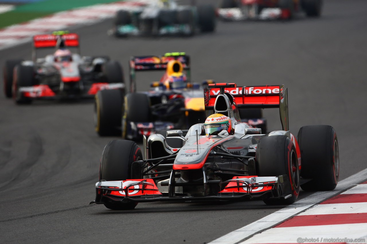 GP KOREA, 16.10.2011- Gara, Lewis Hamilton (GBR), McLaren  Mercedes, MP4-26 davanti a Mark Webber (AUS), Red Bull Racing, RB7 